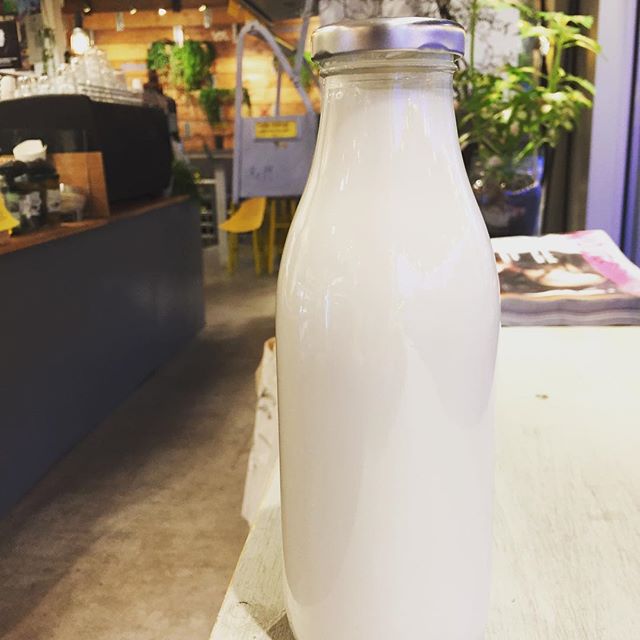 På begäran har vi nu vår egengjorda mandelmjölk till försäljning. Kallpressade ekologiska sötmandlar och vatten. #mandelmjölk #materiamajorna