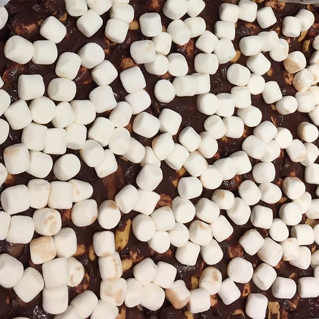 Den här veckan börjar vår tisdagstävling i dag, onsdag! Kom in till Materia Popup och gissa hur många gram marshmallows vi använder till en sats Rocky Road, så bjuder vi på en kaffe! Gissar du rätt vinner du en god Chokladkaka från Tonys Chocolonely.
